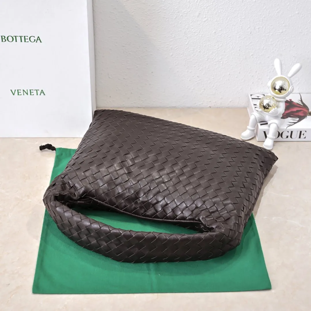 Batch 1960 #Bv new medium-sized HOP bag, the bag body and handles are made of a whole piece of woven leather. The bag body is soft and lazy. Hop symbolizes the praise of innovation and eternal craftsmanship [love]. The pyramid silhouette combines practicality and fashion. It is modern and casual, and the bag mouth is double-sided closed design, more convenient and safe! The cowhide texture also makes the bag more wear-resistant and durable. A must-have for fashionable ladies who like minimalism yet comfortable and casual! Size: 46x21x10cm Model: 6262